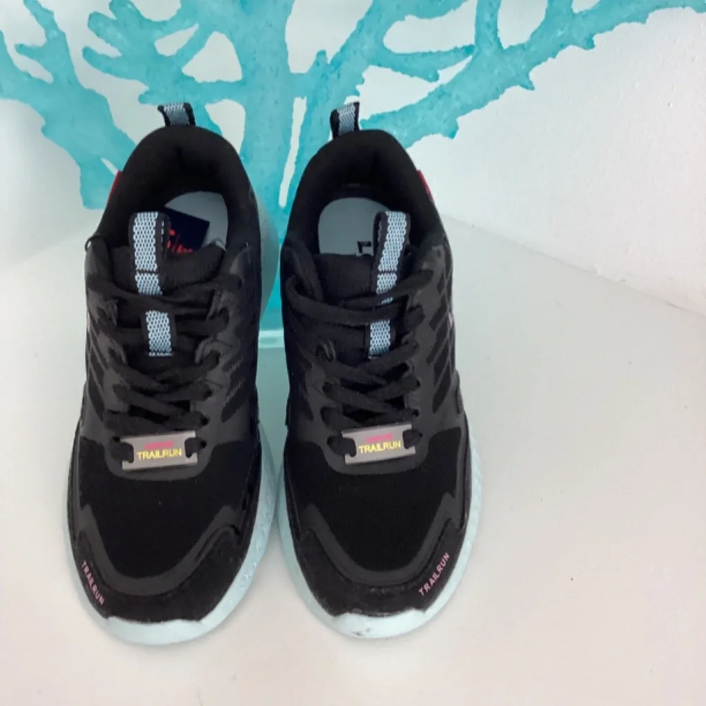 REDUCED NWT LEVI’S Women’s Black and Blue trail running shoes Sz 6.5